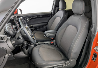 Подержанный автомобиль MINI Hatch 2019 года (20 фото)