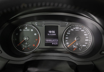 Подержанный автомобиль Audi Q3 2015 года (12 фото)