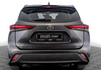 Подержанный автомобиль Toyota Highlander 2021 года (6 фото)