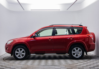 Подержанный автомобиль Toyota RAV4 2011 года (8 фото)