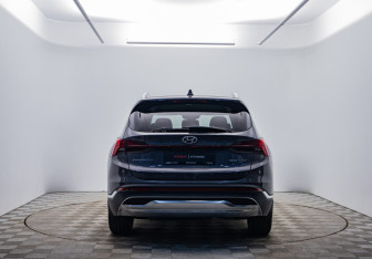 Подержанный автомобиль Hyundai Santa Fe 2021 года (6 фото)