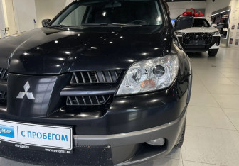 Подержанный автомобиль Mitsubishi Outlander 2005 года (9 фото)