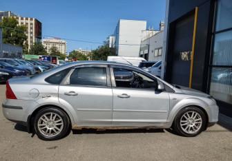 Подержанный автомобиль Ford Focus Sedan 2005 года (4 фото)