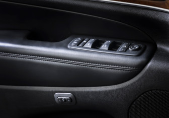 Подержанный автомобиль Jeep Grand Cherokee 2012 года (17 фото)