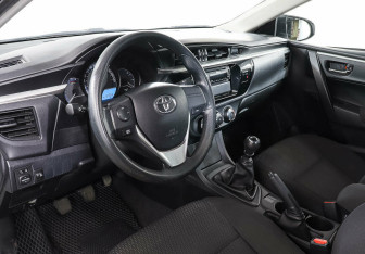 Подержанный автомобиль Toyota Corolla Sedan 2013 года (9 фото)