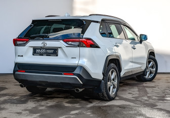 Подержанный автомобиль Toyota RAV4 2021 года (5 фото)