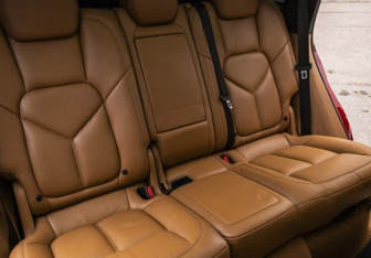 Подержанный автомобиль Porsche Cayenne 2015 года (11 фото)