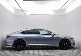 Подержанный автомобиль Volkswagen Arteon 2020 года (4 фото)