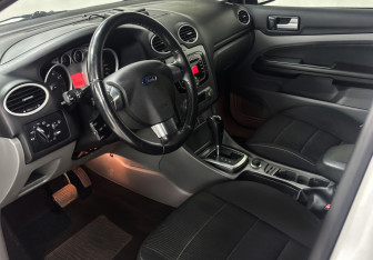 Подержанный автомобиль Ford Focus Wagon 2011 года (10 фото)