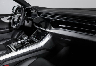 Подержанный автомобиль Audi Q8 2022 года (9 фото)