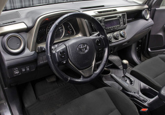 Подержанный автомобиль Toyota RAV4 2013 года (16 фото)