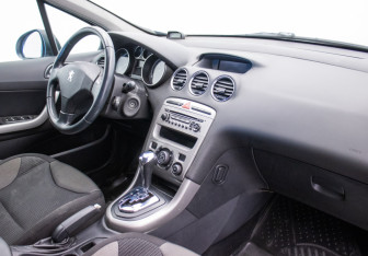 Подержанный автомобиль Peugeot 308 Hatchback 2009 года (10 фото)