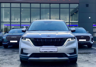 Подержанный автомобиль Kia Carnival 2021 года (2 фото)