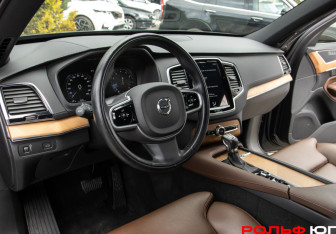 Подержанный автомобиль Volvo XC90 2021 года (19 фото)