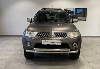 Подержанный автомобиль Mitsubishi Pajero Sport 2011 года (2 фото)