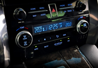 Подержанный автомобиль Toyota Alphard 2021 года (30 фото)