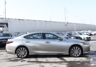 Подержанный автомобиль Lexus ES 2019 года (4 фото)
