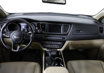 Подержанный автомобиль Kia Carnival 2020 года (14 фото)