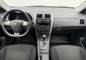 Подержанный автомобиль Toyota Corolla Sedan 2012 года (12 фото)