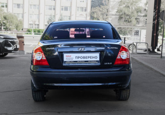 Подержанный автомобиль Hyundai Elantra Sedan 2004 года (5 фото)