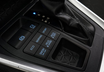 Подержанный автомобиль Toyota RAV4 2021 года (26 фото)