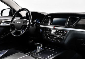 Подержанный автомобиль Genesis G80 2019 года (9 фото)