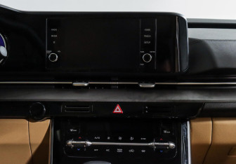 Подержанный автомобиль Kia Carnival 2022 года (6 фото)