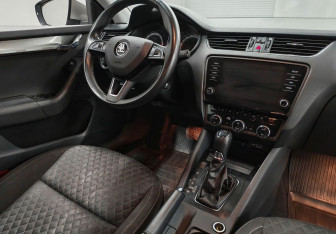 Подержанный автомобиль Skoda Octavia Liftback 2018 года (10 фото)