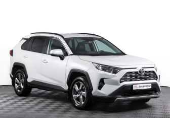 Подержанный автомобиль Toyota RAV4 2021 года (3 фото)