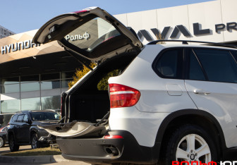 Подержанный автомобиль BMW X5 2009 года (23 фото)