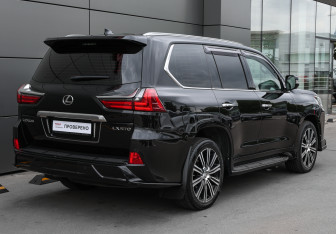 Подержанный автомобиль Lexus LX 2017 года (5 фото)