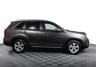 Подержанный автомобиль Kia Sorento 2016 года (4 фото)
