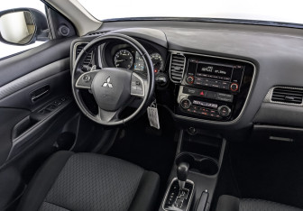 Подержанный автомобиль Mitsubishi Outlander 2012 года (28 фото)