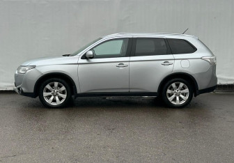 Подержанный автомобиль Mitsubishi Outlander 2014 года (8 фото)