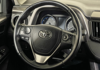 Подержанный автомобиль Toyota RAV4 2017 года (14 фото)