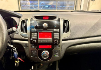 Подержанный автомобиль Kia Cerato Coupe 2010 года (15 фото)