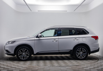Подержанный автомобиль Mitsubishi Outlander 2018 года (8 фото)