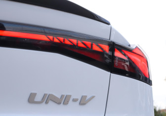 Подержанный автомобиль Changan UNI-V 2022 года (21 фото)