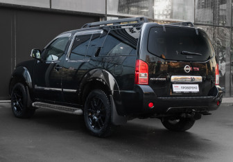 Подержанный автомобиль Nissan Pathfinder 2012 года (7 фото)