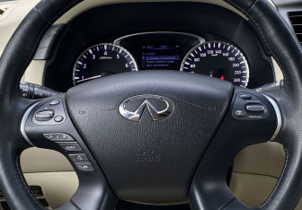 Подержанный автомобиль Infiniti QX60 2017 года (16 фото)