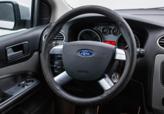 Подержанный автомобиль Ford Focus Hatchback 2010 года (15 фото)