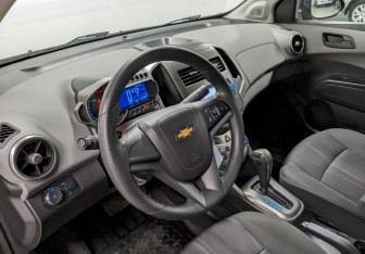 Подержанный автомобиль Chevrolet Aveo Sedan 2015 года (13 фото)