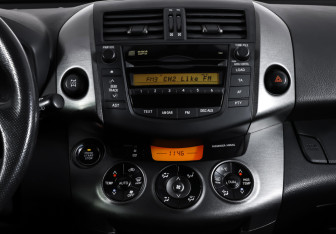 Подержанный автомобиль Toyota RAV4 2011 года (14 фото)