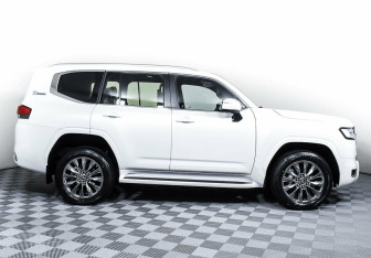 Подержанный автомобиль Toyota Land Cruiser Suv 2021 года (4 фото)