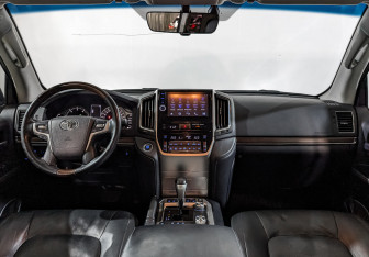 Подержанный автомобиль Toyota Land Cruiser Suv 2015 года (14 фото)