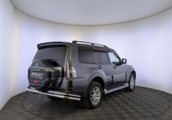 Подержанный автомобиль Mitsubishi Pajero 2017 года (5 фото)