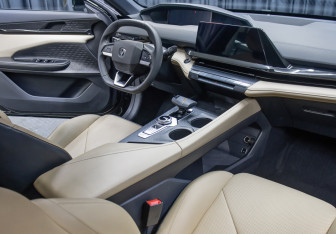 Подержанный автомобиль Changan UNI-V 2023 года (11 фото)