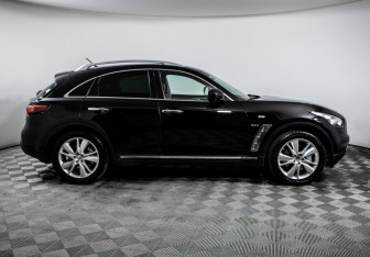 Подержанный автомобиль Infiniti QX70 2013 года (4 фото)