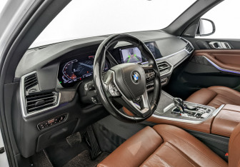 Подержанный автомобиль BMW X5 2018 года (16 фото)