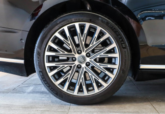 Подержанный автомобиль Audi A8 2019 года (36 фото)